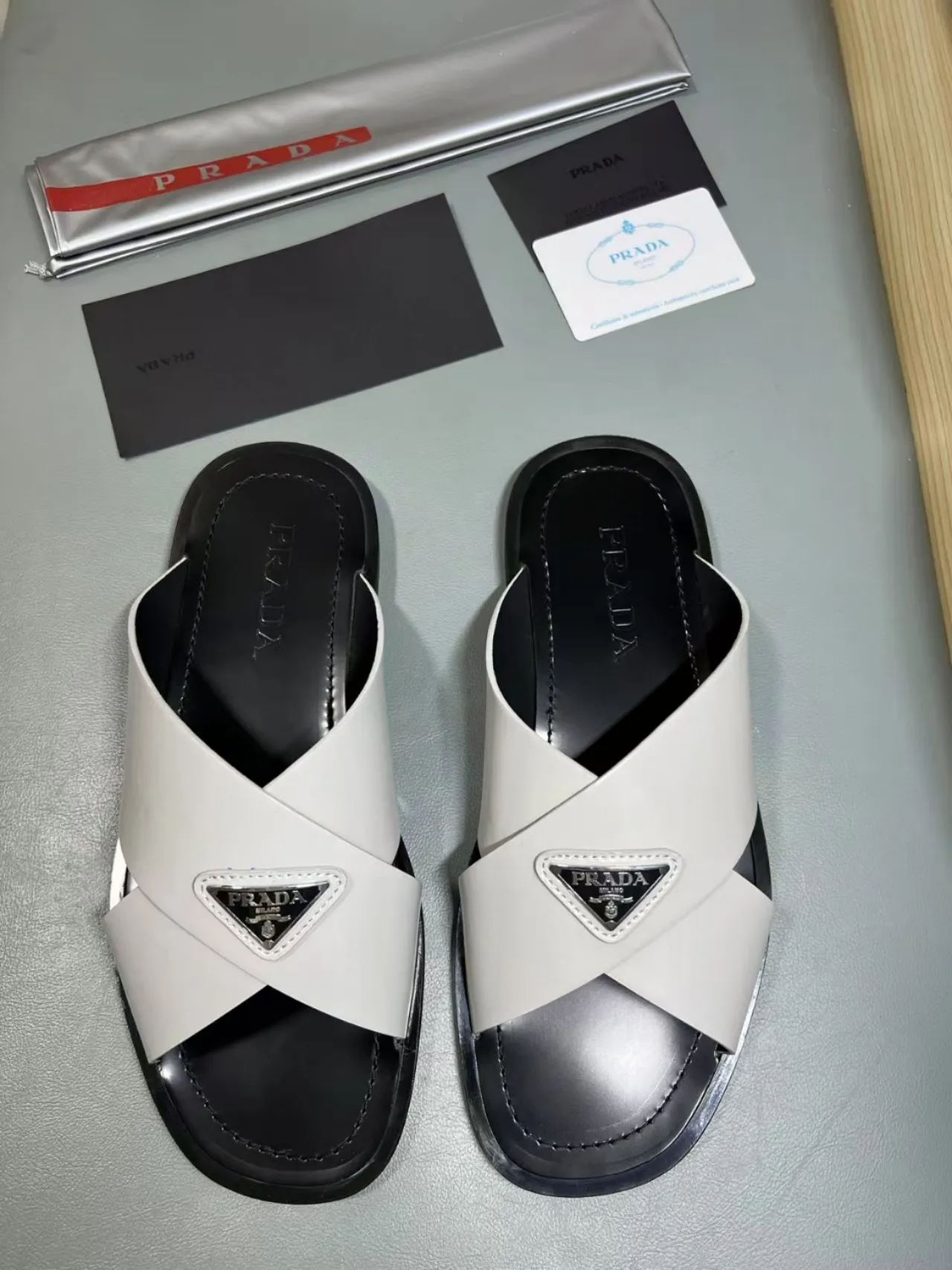340💰PRADA Prada’s latest slippers are synchronized with the official website. This slipper is made of the brand’s unique and iconic Saffiano leather. The brand logo jumps out from the double straps, and the brand style is clearly visible. Cowhide gives men elegant charm and functional design, making it an ideal choice for vacation and leisure. Size:38-45
